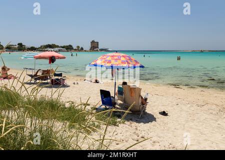 La plage et la vue sur Torre Sant'Isidoro, Sant'Isidoro, Puglia, Italie, Europe Banque D'Images