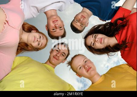 Ivano-Frankivsk, Ukraine, 14 juillet 2022: Les enfants heureux ont fait un cercle avec leurs têtes. Banque D'Images