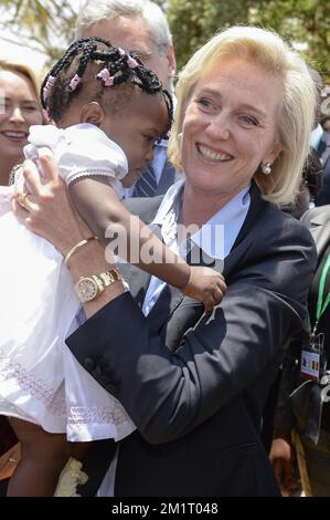 20131021 - LUANDA, ANGOLA : Princesse Astrid de Belgique photographiée lors d'une visite à la société TSE, à Luanda, Angola, lundi 21 octobre 2013. La princesse Astrid est en mission économique de sept jours en Angola et en Afrique du Sud, c'est la première mission dirigée par la princesse Astrid depuis que son frère Philippe est roi. BELGA PHOTO DIRK WAEM Banque D'Images