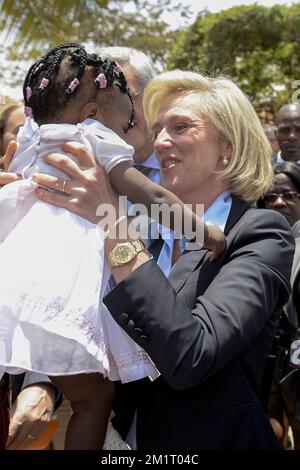 20131021 - LUANDA, ANGOLA : Princesse Astrid de Belgique photographiée lors d'une visite à la société TSE, à Luanda, Angola, lundi 21 octobre 2013. La princesse Astrid est en mission économique de sept jours en Angola et en Afrique du Sud, c'est la première mission dirigée par la princesse Astrid depuis que son frère Philippe est roi. BELGA PHOTO DIRK WAEM Banque D'Images