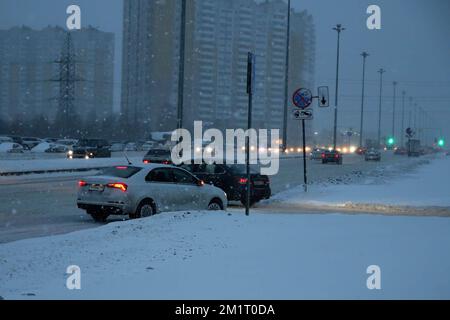 Saint-Pétersbourg, Russie. 12th décembre 2022. Des voitures circulent sur la route pendant une forte chute de neige et un blizzard apportés par le cyclone Birgit à St. Saint-Pétersbourg. (Photo de Maksim Konstantinov/SOPA image/Sipa USA) crédit: SIPA USA/Alay Live News Banque D'Images