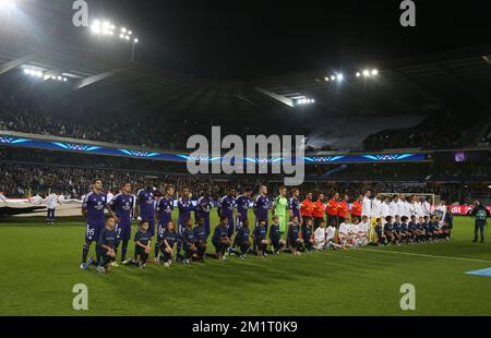 20131023 - BRUXELLES, BELGIQUE: Les joueurs d'Anderlecht et les joueurs de PSG photographiés au début d'un match de football entre l'équipe belge RSC Anderlecht et l'équipe française PSG (Paris Saint-Germain), troisième match du Groupe C de la Ligue des Champions, mercredi 23 octobre 2013 à Bruxelles. BELGA PHOTO VIRGINIE LEFOUR Banque D'Images