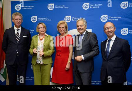 20131024 - CAPE TOWN, AFRIQUE DU SUD : L-R, vice-ministre et ministre de la Défense Pieter de CREM, Helen Zille, Premier ministre du Cap occidental, Princesse Astrid de Belgique, Vice-Premier ministre et ministre des Affaires étrangères Didier Reynders et Rudy Demotte, Ministre Président de la Wallonie lors d'une réunion au Cap, Afrique du Sud, jeudi 24 octobre 2013. La princesse Astrid est en mission économique de sept jours en Angola et en Afrique du Sud, c'est la première mission dirigée par la princesse Astrid depuis que son frère Philippe - Filip est devenu Roi. BELGA PHOTO DIRK WAEM Banque D'Images