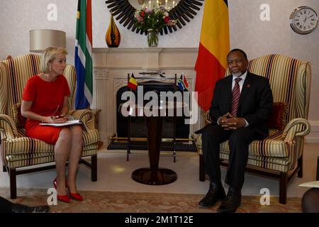 20131024 - LE CAP, AFRIQUE DU SUD : la princesse Astrid de Belgique et Kgalema Motlanthe, vice-président de l'Afrique du Sud, photographiés lors d'une réunion au Cap, Afrique du Sud, jeudi 24 octobre 2013. La princesse Astrid est en mission économique de sept jours en Angola et en Afrique du Sud, c'est la première mission dirigée par la princesse Astrid depuis que son frère Philippe - Filip est devenu Roi. BELGA PHOTO DIRK WAEM Banque D'Images