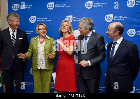 20131024 - CAPE TOWN, AFRIQUE DU SUD : Vice-ministre et ministre de la Défense Pieter de CREM, Helen Zille, première ministre du Cap occidental, la princesse Astrid de Belgique, le vice-premier ministre et ministre des Affaires étrangères Didier Reynders et Rudy Demotte, ministre-président de la Wallonie, photographiés lors d'une réunion au Cap, Afrique du Sud, le jeudi 24 octobre 2013. La princesse Astrid est en mission économique de sept jours en Angola et en Afrique du Sud, c'est la première mission dirigée par la princesse Astrid depuis que son frère Philippe - Filip est devenu Roi. BELGA PHOTO DIRK WAEM Banque D'Images