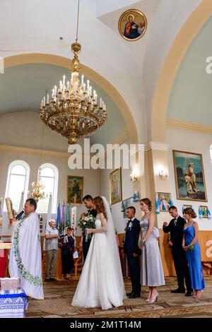 Ivano-Frankivsk, Ukraine 1 août 2021 : mariage dans une église ukrainienne. Banque D'Images