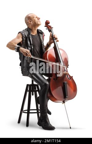 Punk musicien assis et jouant un violoncelle isolé sur fond blanc Banque D'Images