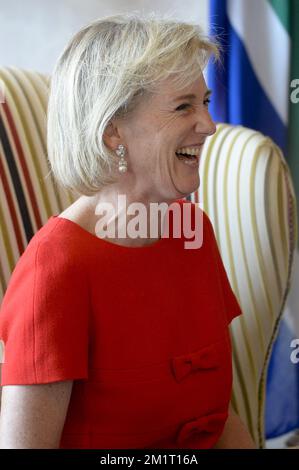 20131024 - LE CAP, AFRIQUE DU SUD : la princesse Astrid de Belgique rit lors d'une rencontre avec Kgalema Motlanthe, vice-présidente de l'Afrique du Sud, au Cap, Afrique du Sud, le jeudi 24 octobre 2013. La princesse Astrid est en mission économique de sept jours en Angola et en Afrique du Sud, c'est la première mission dirigée par la princesse Astrid depuis que son frère Philippe - Filip est devenu Roi. BELGA PHOTO DIRK WAEM Banque D'Images