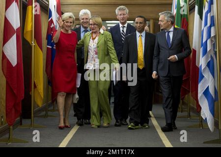 20131024 - LE CAP, AFRIQUE DU SUD : Helen Zille, Premier ministre du Cap occidental (2nd L), Princesse Astrid de Belgique (L), Ministre de la défense Pieter de CREM (C) et Vice-Premier ministre et Ministre des Affaires étrangères Didier Reynders (R) photographié au Cap, Afrique du Sud, jeudi 24 octobre 2013. La princesse Astrid est en mission économique de sept jours en Angola et en Afrique du Sud, c'est la première mission dirigée par la princesse Astrid depuis que son frère Philippe - Filip est devenu Roi. BELGA PHOTO DIRK WAEM Banque D'Images