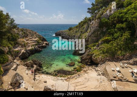 Plage et crique de Cala dell Acquaviva, Castro, province de Lecce, Puglia, Italie, Europe Banque D'Images