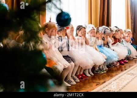 Ivano-Frankivsk, Ukraine 22 décembre 2021: Vacances du nouvel an pour les enfants de la maternelle. Banque D'Images