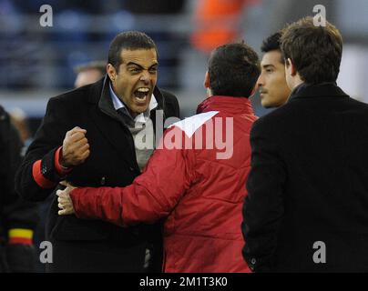 20131103 - GAND, BELGIQUE : l'entraîneur-chef de Standard Guy Luzon célèbre après avoir remporté le match Jupiler Pro League entre KAA Gent et Standard de Liège, à Gand, le dimanche 03 novembre 2013, le jour 14 du championnat belge de football. BELGA PHOTO JOHN THYS Banque D'Images