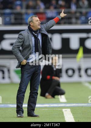 20131103 - GAND, BELGIQUE: (G-D) l'entraîneur-chef de Gand Mircea Rednic et l'entraîneur-chef de Standard Guy Luzon photographiés pendant le match Jupiler Pro League entre KAA Gent et Standard de Liège, à Gand, dimanche 03 novembre 2013, le jour 14 du championnat belge de football. BELGA PHOTO JOHN THYS Banque D'Images