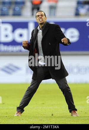 20131103 - GAND, BELGIQUE : l'entraîneur-chef de Standard Guy Luzon célèbre après avoir remporté le match Jupiler Pro League entre KAA Gent et Standard de Liège, à Gand, dimanche 03 novembre 2013, le jour 14 du championnat belge de football. BELGA PHOTO JOHN THYS Banque D'Images