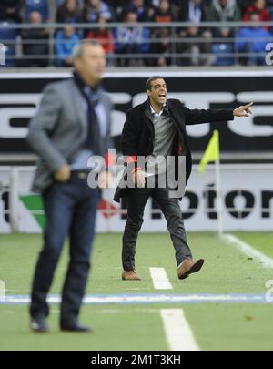 20131103 - GAND, BELGIQUE: (G-D) l'entraîneur-chef de Gand Mircea Rednic et l'entraîneur-chef de Standard Guy Luzon photographiés pendant le match Jupiler Pro League entre KAA Gent et Standard de Liège, à Gand, dimanche 03 novembre 2013, le jour 14 du championnat belge de football. BELGA PHOTO JOHN THYS Banque D'Images