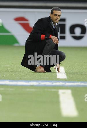 20131103 - GENT, BELGIQUE : l'entraîneur-chef de Standard Guy Luzon photographié lors du match Jupiler Pro League entre KAA Gent et Standard de Liège, à Gand, dimanche 03 novembre 2013, le jour 14 du championnat belge de football. BELGA PHOTO JOHN THYS Banque D'Images