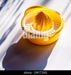 Presse manuelle presse manuelle presse manuelle presse-agrumes presse-agrumes. Jaune Orange plastique blanc lampe de table soleil extraction belle Banque D'Images