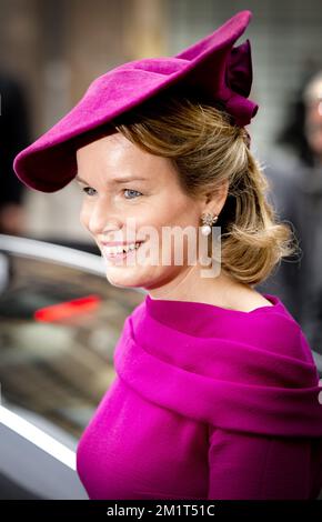 8-11-2013 LE roi DE LA HAYE Philippe et la reine Mathilde de Belgique visitent le roi hollandais Willem Alexander et la reine Maxima au palais de Noordeinde au cours d'une visite d'une journée. ROBIN UTRECHT Banque D'Images