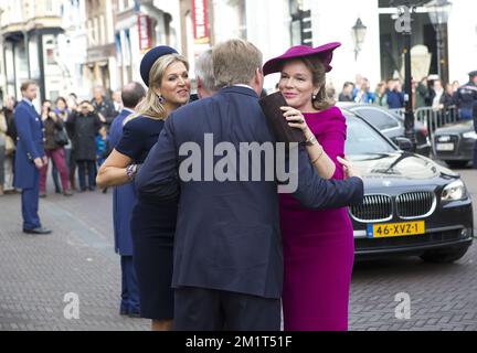 8-11-2013 LE roi DE LA HAYE Philippe et la reine Mathilde de Belgique visitent le roi hollandais Willem Alexander et la reine Maxima au palais de Noordeinde au cours d'une visite d'une journée. ROBIN UTRECHT Banque D'Images