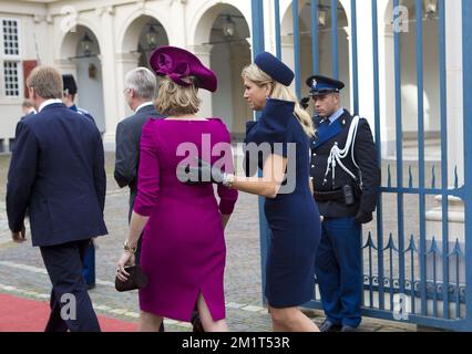 8-11-2013 LE roi DE LA HAYE Philippe et la reine Mathilde de Belgique visitent le roi hollandais Willem Alexander et la reine Maxima au palais de Noordeinde au cours d'une visite d'une journée. ROBIN UTRECHT Banque D'Images