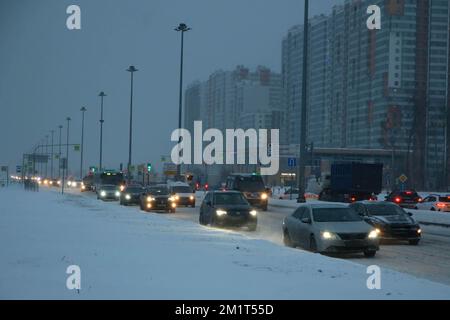 Saint-Pétersbourg, Russie. 12th décembre 2022. Des voitures circulent sur la route pendant une forte chute de neige et un blizzard apportés par le cyclone Birgit à St. Saint-Pétersbourg. (Credit image: © Maksim Konstantinov/SOPA Images via ZUMA Press Wire) Banque D'Images