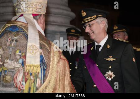 20131111 - BRUXELLES, BELGIQUE: Archevêque André-Joseph Leonard et Roi Philippe - Filip de Belgique photographié lors de l'inauguration solennelle des emblèmes montrant de glorieuses citations de l'armée belge dans l'église Saint Jacques-sur-Coudenberg (kerk van Sint-Jacob-op-Koudenberg - Eglise Saint-Jacques sur Coudenberg) à Bruxelles, le lundi 11 novembre 2013. BELGA PHOTO LAURIE DIEFFEMBACQ Banque D'Images