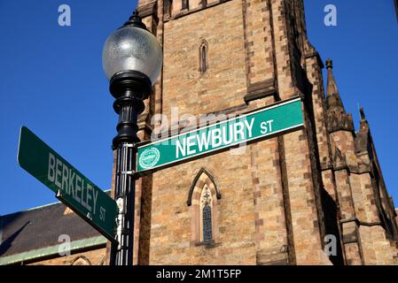 Street Lamp et Street Sign en face de Church of the Covenant, Newbury Street, Back Bay, Boston, Massachusetts, ÉTATS-UNIS Banque D'Images