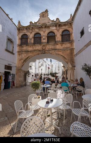 Arco Scoppa Arch et café dans le Largo Arcid Teodoro Trinchera Square, Ostuni, province de Brindisi, Puglia, Italie, Europe Banque D'Images