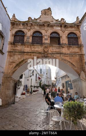 Arco Scoppa Arch et café dans le Largo Arcid Teodoro Trinchera Square, Ostuni, province de Brindisi, Puglia, Italie, Europe Banque D'Images