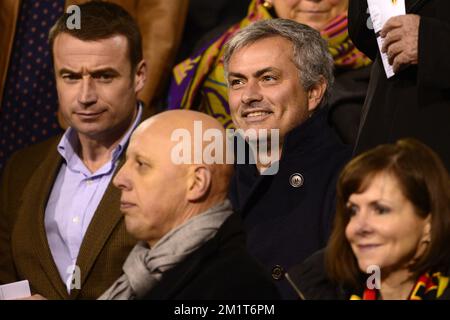 Jose Mourinho (R), entraîneur-chef de Chelsea, et Steven Martens, secrétaire général du syndicat belge du soccer KBVB-URBSFA (C), photographiés dans les tribunes d'un match de football amical entre l'équipe nationale belge Red Devils et la Colombie, au Koning Boudewijn Stadion - Stade Roi Baudouin à Bruxelles, Jeudi 14 novembre 2013. BELGA PHOTO YORICK JANSENS Banque D'Images