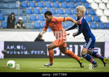 20131116 - GENK, BELGIQUE: La lentille hollandaise Jermain et le Japon Hotaru Yamaguchi en action lors d'un match de football amical entre les pays-Bas et le Japon, à Genk le samedi 16 novembre 2013. BELGA PHOTO NICOLAS LAMBERT Banque D'Images