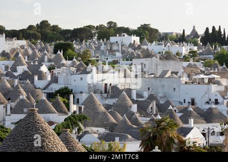 Vue sur les toits coniques en pierre des maisons traditionnelles de trulli dans la vieille ville, Alberobello, Puglia, Italie, Europe Banque D'Images