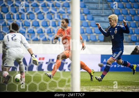 20131116 - GENK, BELGIQUE: Le Japon Shusaku Nishikawa, le néerlandais Jermain Lens et le Japon Hotaru Yamaguchi en action lors d'un match de football amical entre les pays-Bas et le Japon, à Genk le samedi 16 novembre 2013. BELGA PHOTO NICOLAS LAMBERT Banque D'Images