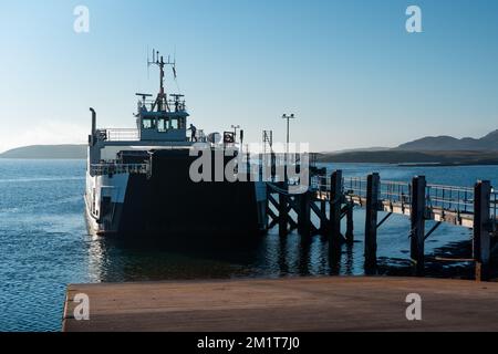 Un ferry calédonien MacBrayne (Calmac), le MV Loch Alainn, dans le port à Ardmhor sur Barra dans les Hébrides extérieures, en Écosse Banque D'Images