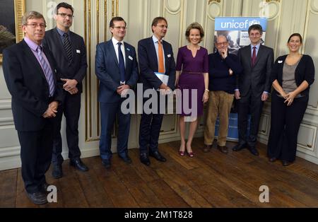 20131120 - BRUXELLES, BELGIQUE: La reine Mathilde de Belgique pose avec les membres du personnel de l'UNICEF avant une table ronde à l'occasion de la journée internationale des droits de l'enfant, le mercredi 20 novembre 2013 à Bruxelles. BELGA PHOTO BENOIT DOPPAGNE Banque D'Images