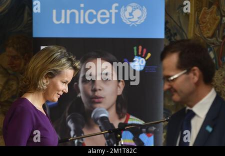 20131120 - BRUXELLES, BELGIQUE: La reine Mathilde de Belgique traverse le directeur de l'UNICEF Belgique Yves Willemot avant un discours lors d'une table ronde à l'occasion de la journée internationale des droits de l'enfant, le mercredi 20 novembre 2013 à Bruxelles. BELGA PHOTO BENOIT DOPPAGNE Banque D'Images