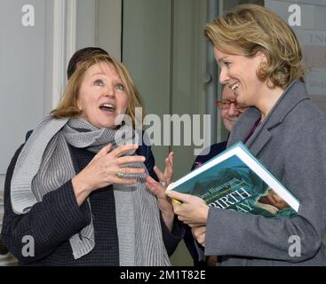 20131120 - BRUXELLES, BELGIQUE: La reine Mathilde de Belgique reçoit le livre 'jour de la naissance' de la photographe Lieve Blancquaert alors qu'elle laisse une table ronde à l'occasion de la journée internationale des droits de l'enfant, le mercredi 20 novembre 2013 à Bruxelles. BELGA PHOTO BENOIT DOPPAGNE Banque D'Images