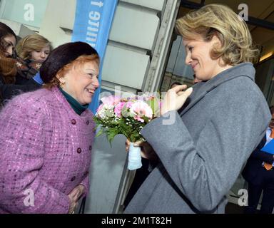 20131120 - BRUXELLES, BELGIQUE: La reine Mathilde de Belgique reçoit des fleurs de Mlle Huart alors qu'elle laisse une table ronde à l'occasion de la journée internationale des droits de l'enfant, le mercredi 20 novembre 2013 à Bruxelles. BELGA PHOTO BENOIT DOPPAGNE Banque D'Images