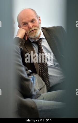 20131125 - GAND, BELGIQUE: Le dircetor de la BBI-ISI Karel Anthonissen photographié avant le procès du commissaire européen Karel de Gucht, accusé de fraude fiscale, au tribunal de première instance de Gand, le lundi 25 novembre 2013. Le BBI-ISI, inspection fiscale spéciale, a examiné les comptes bancaires de de Gucht et de son épouse dans le cadre d'une enquête. Le BBI-ISI accuse de Gucht de ne pas avoir payé d'impôt sur les bénéfices tirés des actions. BELGA PHOTO DAVID STOCKMAN Banque D'Images