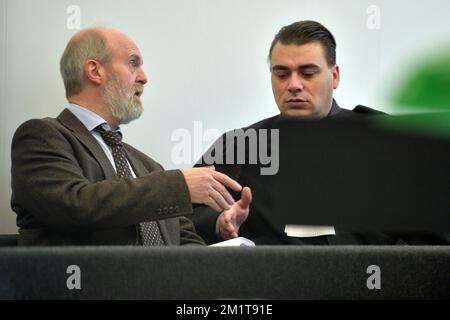 20131125 - GAND, BELGIQUE: Le dircetor du BBI-ISI Karel Anthonissen et l'avocat Bruno Cardoen photographiés avant le procès du commissaire européen Karel de Gucht, accusé de fraude fiscale, devant le tribunal de première instance de Gand, le lundi 25 novembre 2013. Le BBI-ISI, inspection fiscale spéciale, a examiné les comptes bancaires de de Gucht et de son épouse dans le cadre d'une enquête. Le BBI-ISI accuse de Gucht de ne pas avoir payé d'impôt sur les bénéfices tirés des actions. BELGA PHOTO DAVID STOCKMAN Banque D'Images
