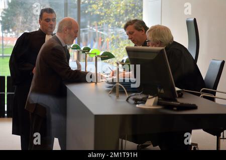 20131125 - GAND, BELGIQUE: L'avocat Bruno Cardoen et le dircetor du BBI-ISI Karel Anthonissen photographiés pendant le procès du commissaire européen Karel de Gucht, accusé de fraude fiscale, au tribunal de première instance de Gand, le lundi 25 novembre 2013. Le BBI-ISI, inspection fiscale spéciale, a examiné les comptes bancaires de de Gucht et de son épouse dans le cadre d'une enquête. Le BBI-ISI accuse de Gucht de ne pas avoir payé d'impôt sur les bénéfices tirés des actions. BELGA PHOTO DAVID STOCKMAN Banque D'Images