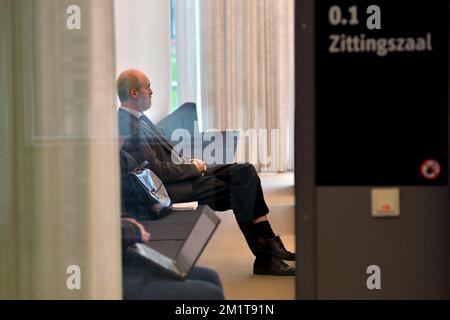 20131125 - GAND, BELGIQUE: Le dircetor de la BBI-ISI Karel Anthonissen photographié avant le procès du commissaire européen Karel de Gucht, accusé de fraude fiscale, au tribunal de première instance de Gand, le lundi 25 novembre 2013. Le BBI-ISI, inspection fiscale spéciale, a examiné les comptes bancaires de de Gucht et de son épouse dans le cadre d'une enquête. Le BBI-ISI accuse de Gucht de ne pas avoir payé d'impôt sur les bénéfices tirés des actions. BELGA PHOTO DAVID STOCKMAN Banque D'Images