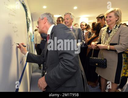 20131126 - MUMBAI, INDE: Le ministre-président flamand Kris Peeters, le vice-premier ministre et ministre des Affaires étrangères Didier Reynders et la princesse Astrid de Belgique photographiés lors d'une visite du laboratoire de diamants HRD Anvers à Mumbai, Inde, le mardi 26 novembre 2013, le troisième jour d'une mission économique de la princesse belge Astrid en Inde. BELGA PHOTO ERIC LALMAND Banque D'Images