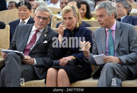 20131126 - MUMBAI, INDE : Le ministre-président flamand Kris Peeters, la princesse Astrid de Belgique et le vice-premier ministre et ministre des Affaires étrangères Didier Reynders photographiés lors de la cérémonie de commémoration des attentats terroristes de 2008 à Mumbai, Inde, le mardi 26 novembre 2013, le troisième jour d'une mission économique de la princesse belge Astrid en Inde. BELGA PHOTO ERIC LALMAND Banque D'Images