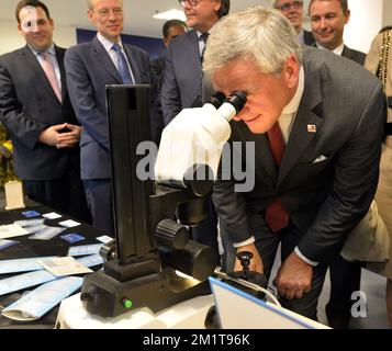 20131126 - MUMBAI, INDE: Kris Peeters, ministre flamand, photographié lors d'une visite du HRD Antwerp Diamond Lab à Mumbai, Inde, le mardi 26 novembre 2013, le troisième jour d'une mission économique de la princesse belge Astrid en Inde. BELGA PHOTO ERIC LALMAND Banque D'Images