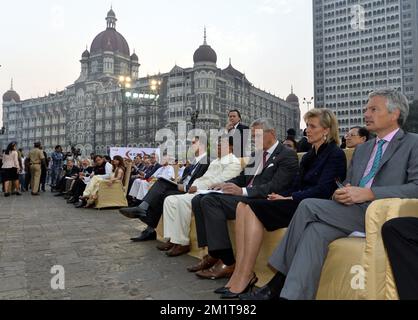 20131126 - MUMBAI, INDE: Le ministre-président flamand Kris Peeters, la princesse Astrid de Belgique et le vice-premier ministre et ministre des Affaires étrangères Didier Reynders photographiés lors de la cérémonie de commémoration des attentats terroristes de 2008 (en arrière-plan l'hôtel Taj Mahal Palace) à Mumbai, Inde, le mardi 26 novembre 2013, Le troisième jour d'une mission économique de la princesse belge Astrid en Inde. BELGA PHOTO ERIC LALMAND Banque D'Images