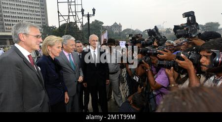 20131126 - MUMBAI, INDE : Le ministre-président flamand Kris Peeters, la princesse Astrid de Belgique et le vice-premier ministre et ministre des Affaires étrangères Didier Reynders posent pour le photographe avant la cérémonie de commémoration des attentats terroristes de 2008 à Mumbai, Inde, le mardi 26 novembre 2013, le troisième jour d'une mission économique de la princesse belge Astrid en Inde. BELGA PHOTO ERIC LALMAND Banque D'Images