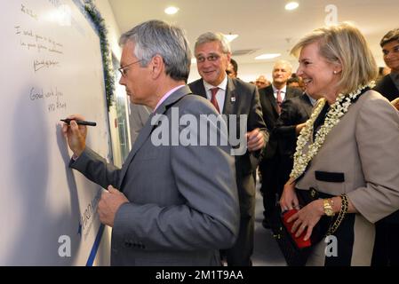 20131126 - MUMBAI, INDE: Vice-Premier ministre et ministre des Affaires étrangères Didier Reynders, ministre-président flamand Kris Peeters et princesse Astrid de Belgique photographiée lors d'une visite du laboratoire de diamants HRD Anvers à Mumbai, Inde, le mardi 26 novembre 2013, le troisième jour d'une mission économique de la princesse belge Astrid en Inde. BELGA PHOTO ERIC LALMAND Banque D'Images