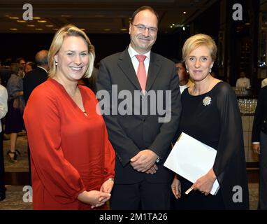 20131128 - CHENNAI, INDE : Princesse Astrid de Belgique et Céline Fremault, Ministre de l'économie, de l'emploi, de la recherche scientifique, du commerce et du commerce extérieur de Bruxelles-- Région de la capitale photographiée lors de la réception officielle belge à Chennai, Inde, le jeudi 28 novembre 2013, le cinquième jour d'une mission économique de la princesse belge Astrid en Inde. BELGA PHOTO ERIC LALMAND Banque D'Images