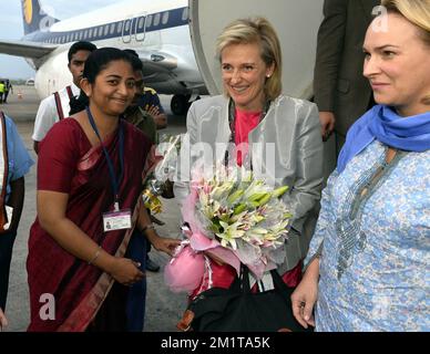 20131128 - CHENNAI, INDE : La princesse Astrid de Belgique et Céline Fremault, ministre de l'économie, de l'emploi, de la recherche scientifique, du commerce et du commerce extérieur de la région de Bruxelles-capitale, photographiés à leur arrivée à Chennai, Inde, le jeudi 28 novembre 2013, le cinquième jour d'une mission économique de la princesse belge Astrid en Inde. BELGA PHOTO ERIC LALMAND Banque D'Images